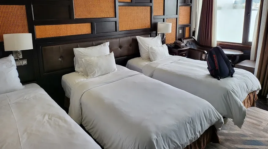 Du là du thuyền trong ngày nhưng Ambassador II vẫn sở hữu tới 45 cabin cao cấp phục vụ du khách có nhu cầu riêng tư