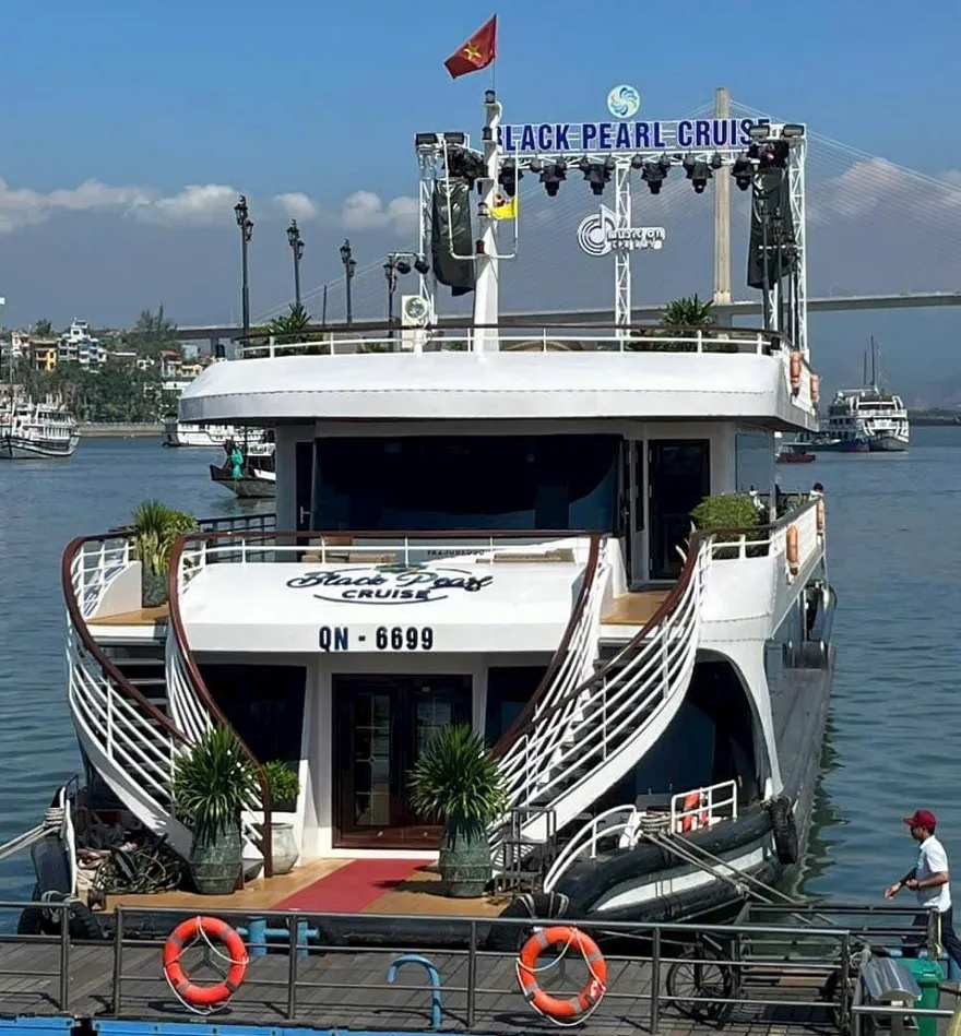 Du Boat picks up guests at Halong international port