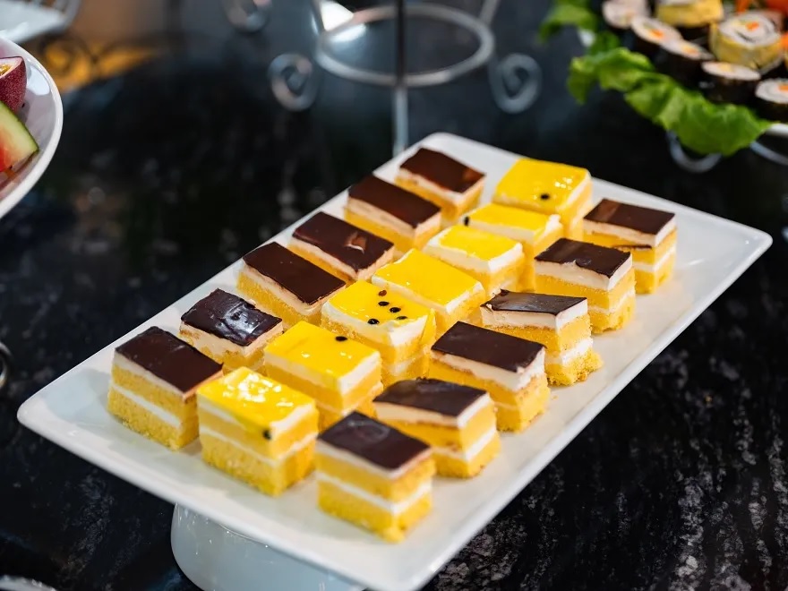 Even though it is a 4-hour tour, VDream Cruise still meets the needs buffet meal with 30 diverse dishes