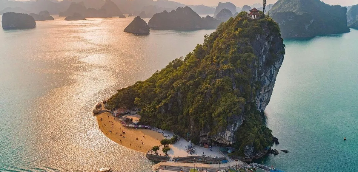 Titov Island is where travelers can enjoy swimming and mountain climbing to take in the entirety of Halong Bay during the 6-hour tour itinerary