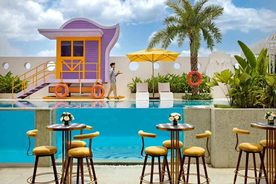 Hồ bơi ngoài trời với quầy bar và ghế ngồi - Mövenpick Hotel Hanoi Centre