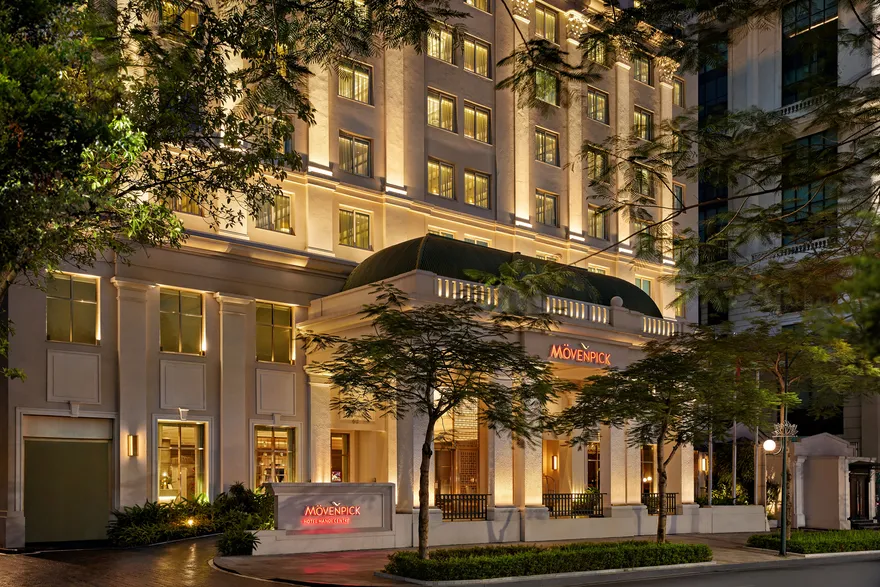 Mặt tiền tòa nhà cao tầng sang trọng vào ban đêm - Mövenpick Hotel Hanoi Centre