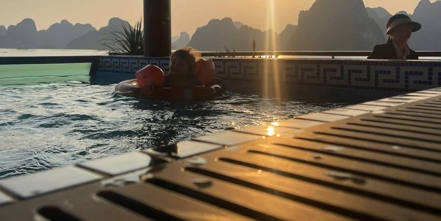 Bể sục Jacuzzi trên Black Pearl Cruise Hạ Long