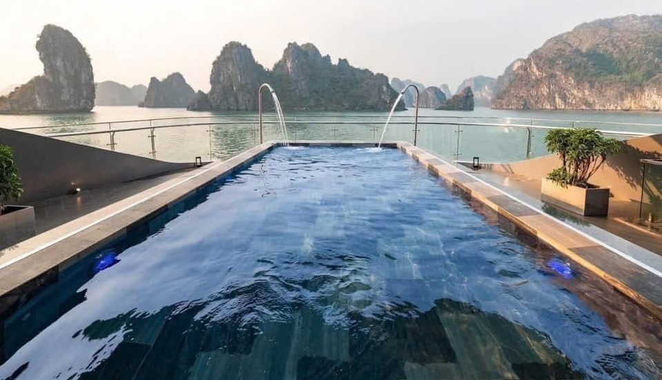 Bể bơi vô cực trên Du thuyền Taliya Cruise