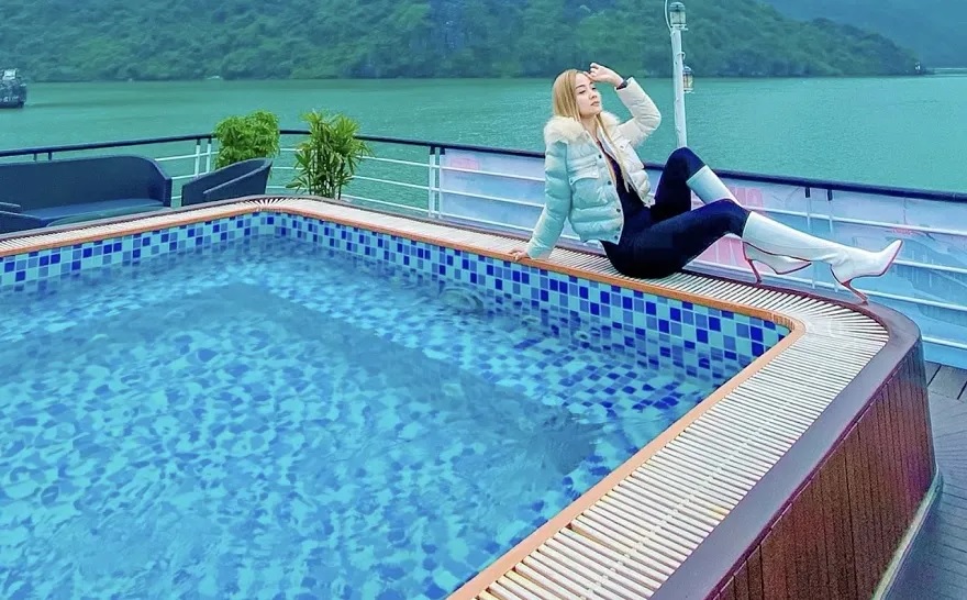 Bể sục Jacuzzi trên Lacasta daily cruise