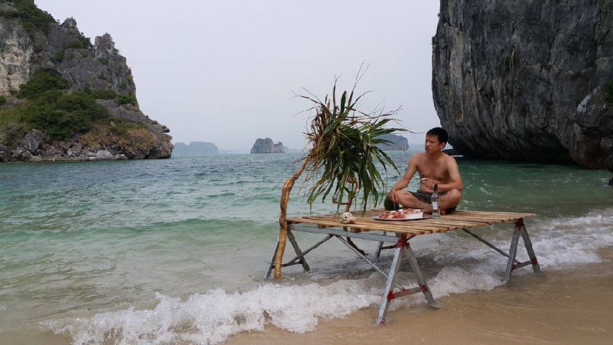 Bãi biển trên đảo Mắt Rồng