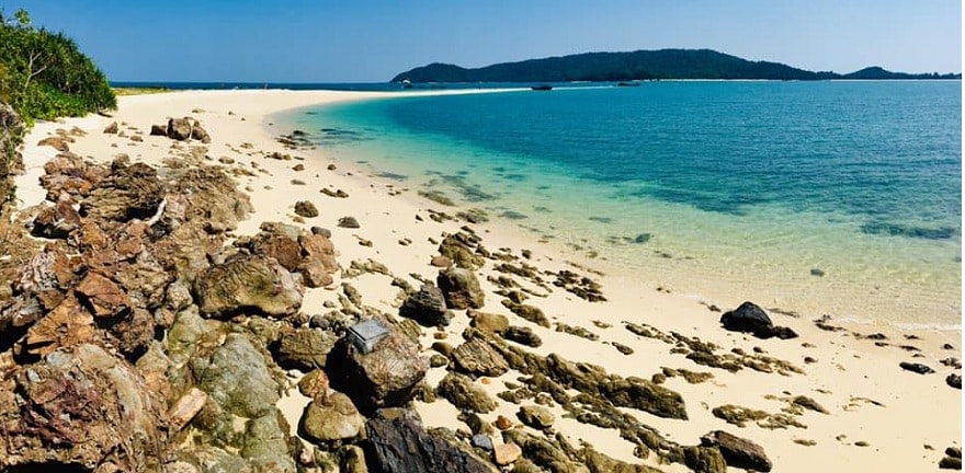 Swimming beach on Ca Chep Island
