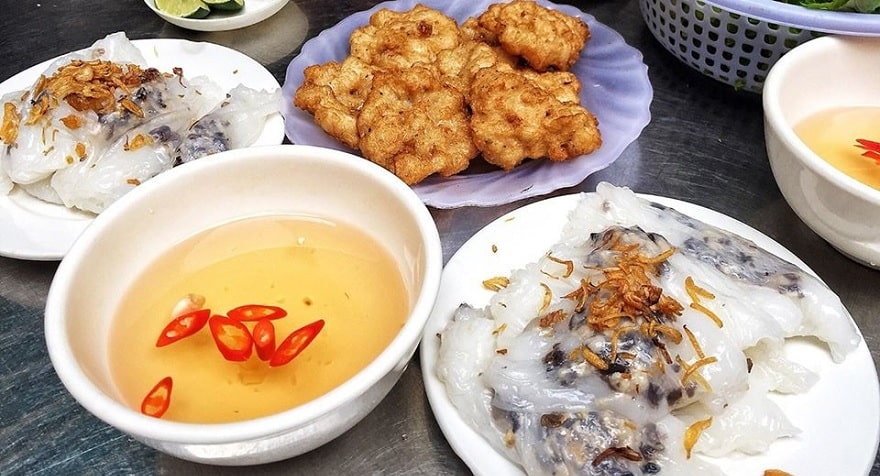 Steamed Rice Rolls with Squid Cake