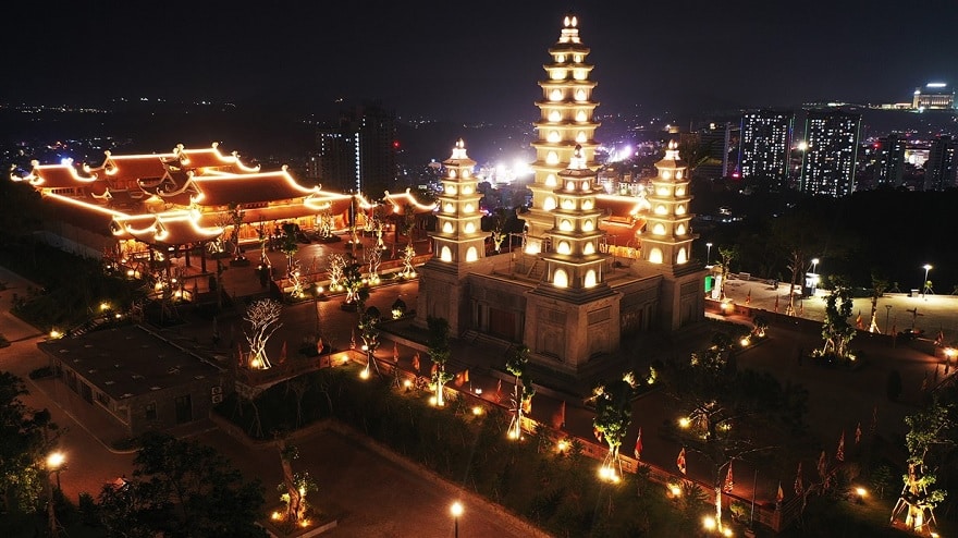 Bao Hai Linh Thong Tu at night
