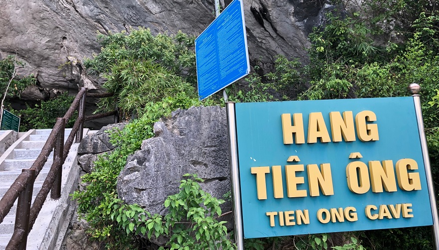 Directional sign leading to the entrance of Tien Ong Cave