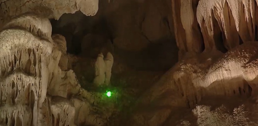 Statue of the couple holding hands inside Thien Cung Cave
