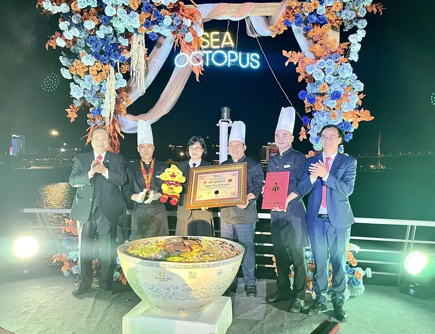 The SEALIFE GROUP Record Recognition Ceremony, featuring the presence of Dr. Tran Ngoc Tang - Vice President of the Vietnam Record Association (far left) and Mr. Hoang Thai Tuan Anh - Secretary General of the Indochina Record Organization and Chief Representative of the Vietnam Record Organization in the North (far right).
