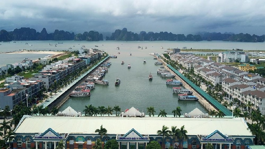 Service shops, hotels, and souvenir counters are arranged around the port, making it easy for visitors to shop and experience.