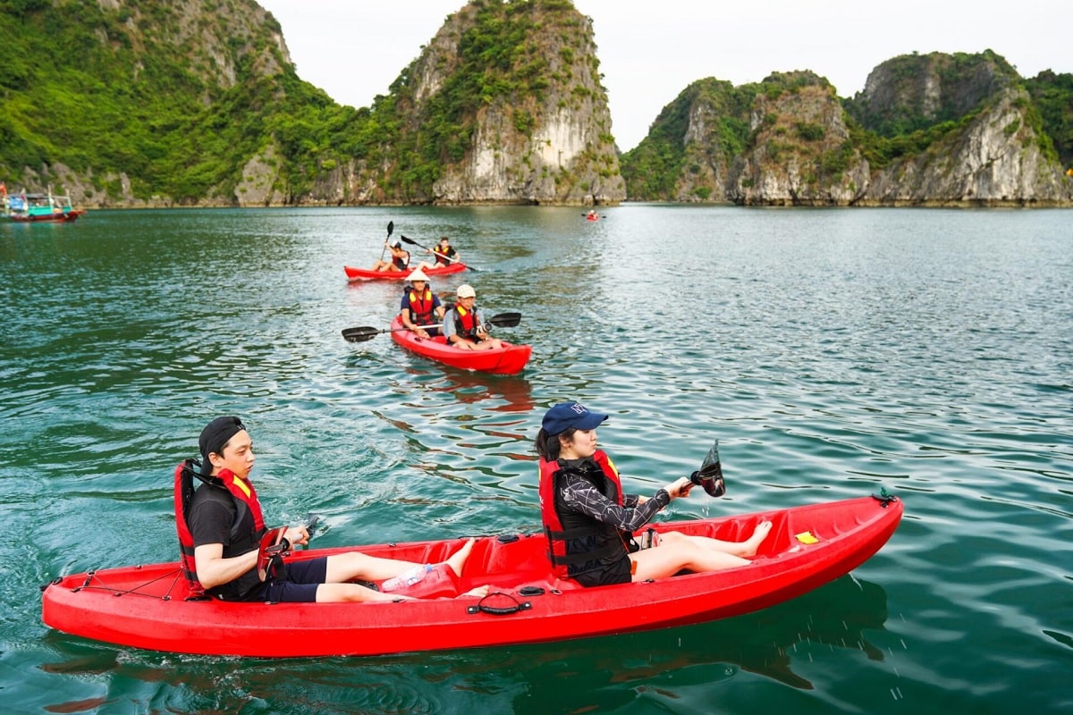 Kayaking in Cong Dam
