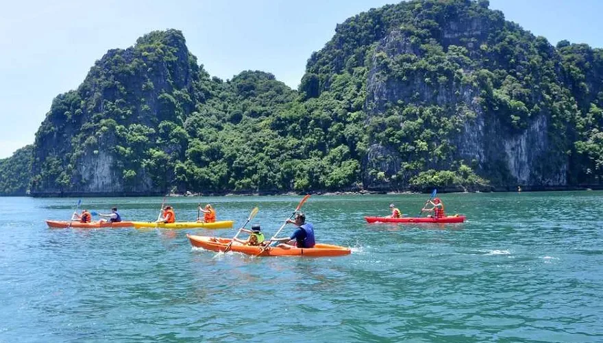 Kayaking at Cong Do