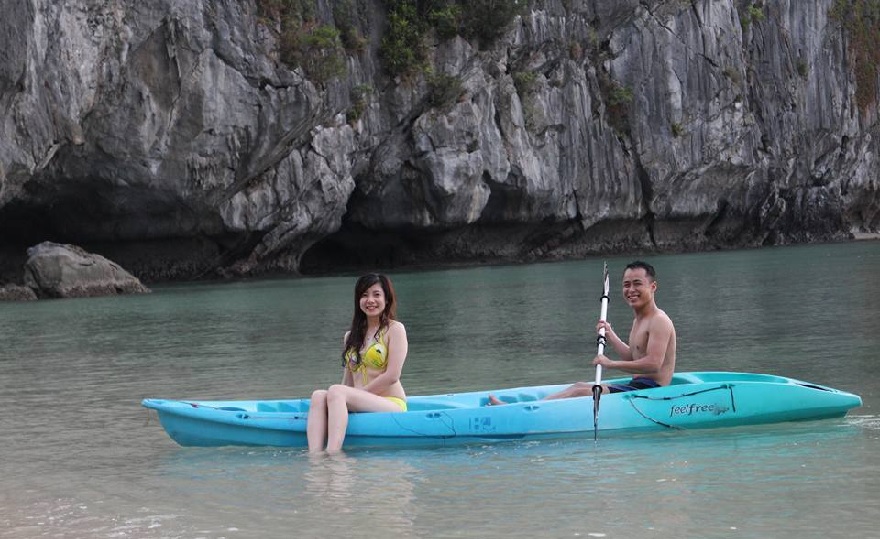 Chèo Kayak tại đảo Mắt Rồng là một trải nghiệm thú vị 