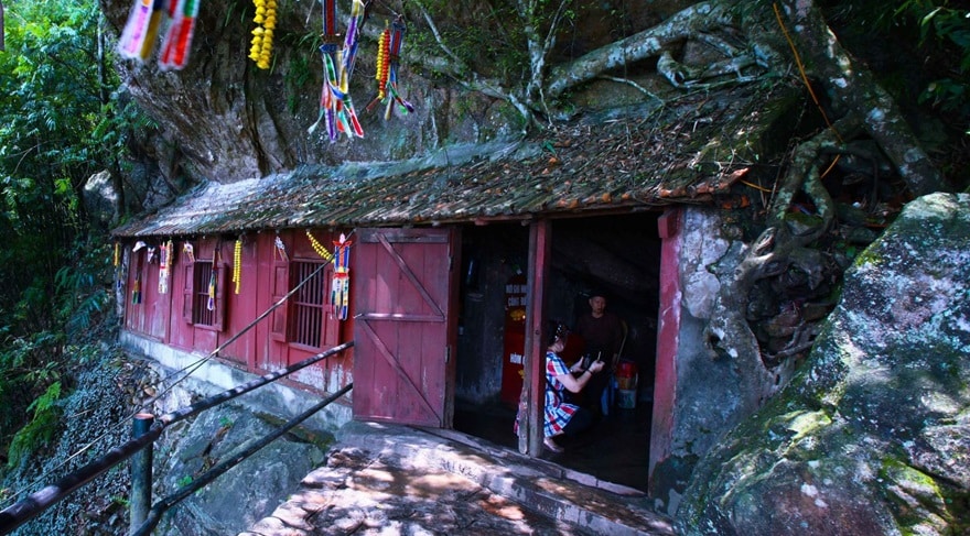 Mot Mai Pagoda clinging precariously to the cliffside