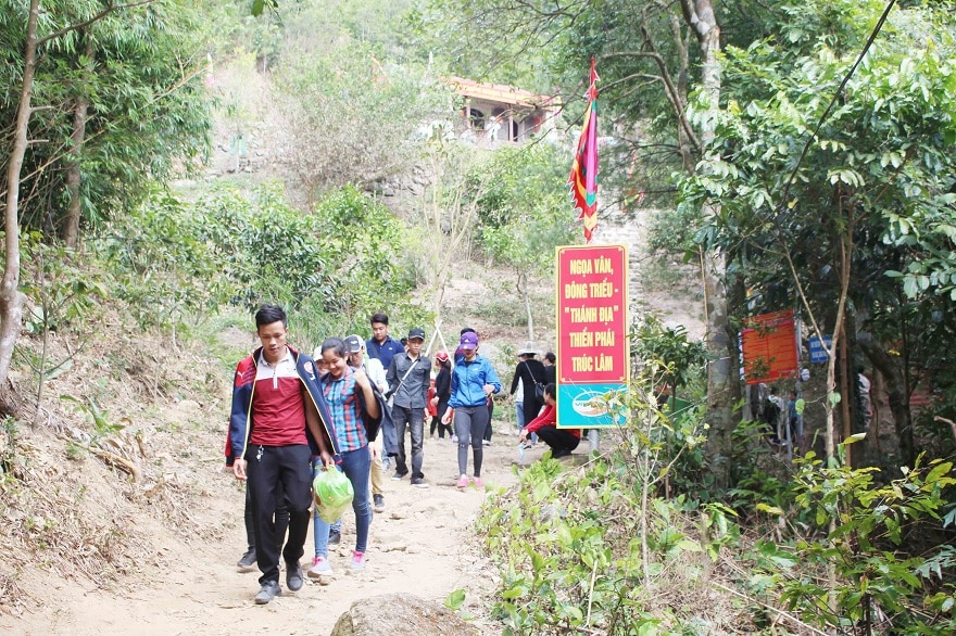 The 3km path leading up to Ngoa Van Pagoda