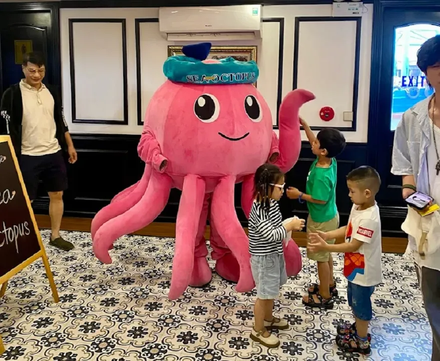 The ruốc serves as the signature emblem of the Sea Octopus cruise