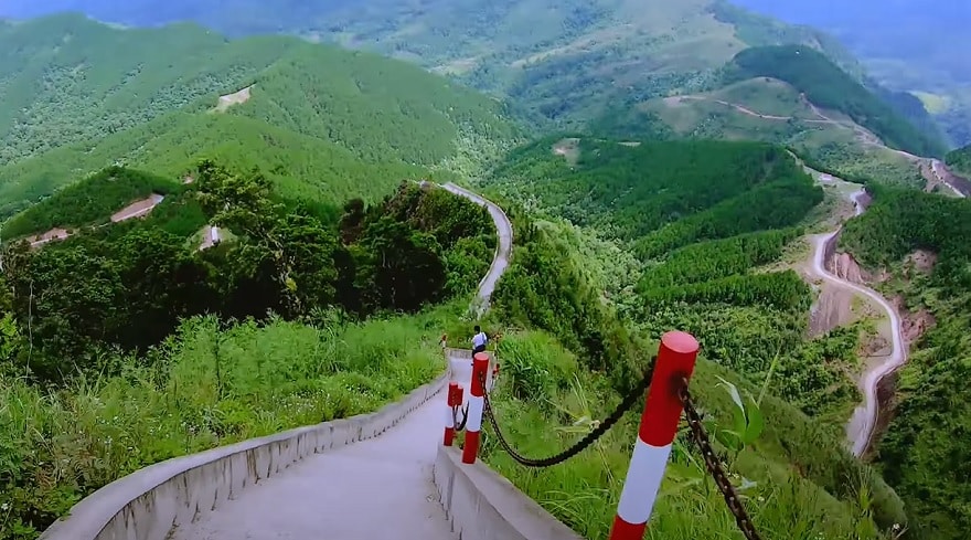 The pathway famously known as the Dinosaur Backbone of Binh Lieu