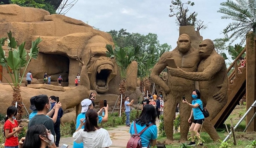 King Kong Park featuring colossal sculpted statues