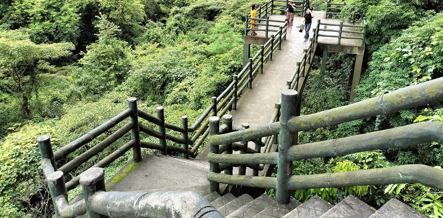To reach the cave, visitors must traverse a journey of approximately 140 stone steps