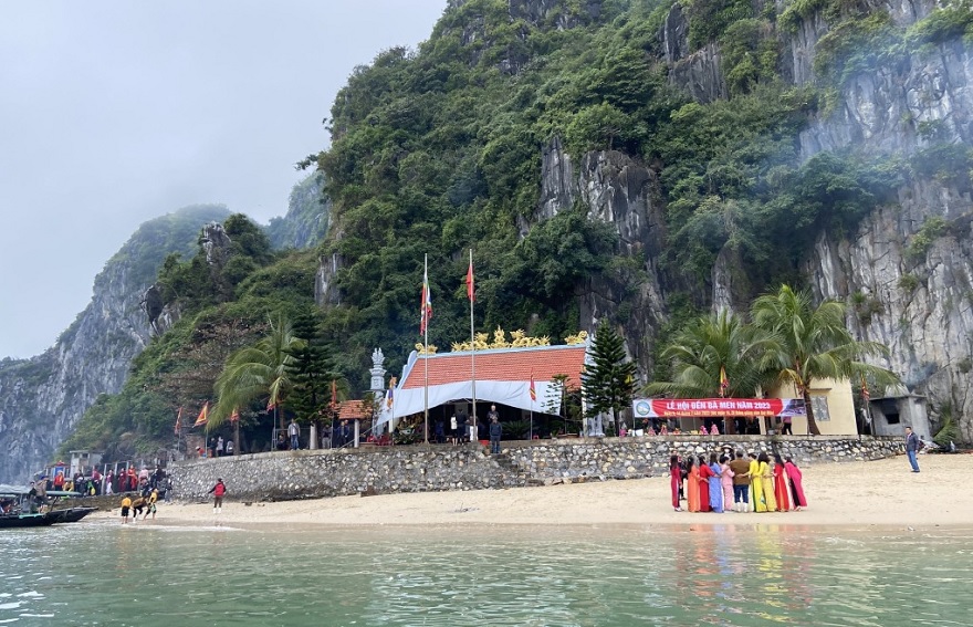Bà Men Temple
