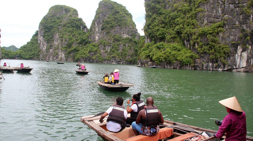 Experiencing and discovering Tung Ang Cong Do by bamboo rowing boat