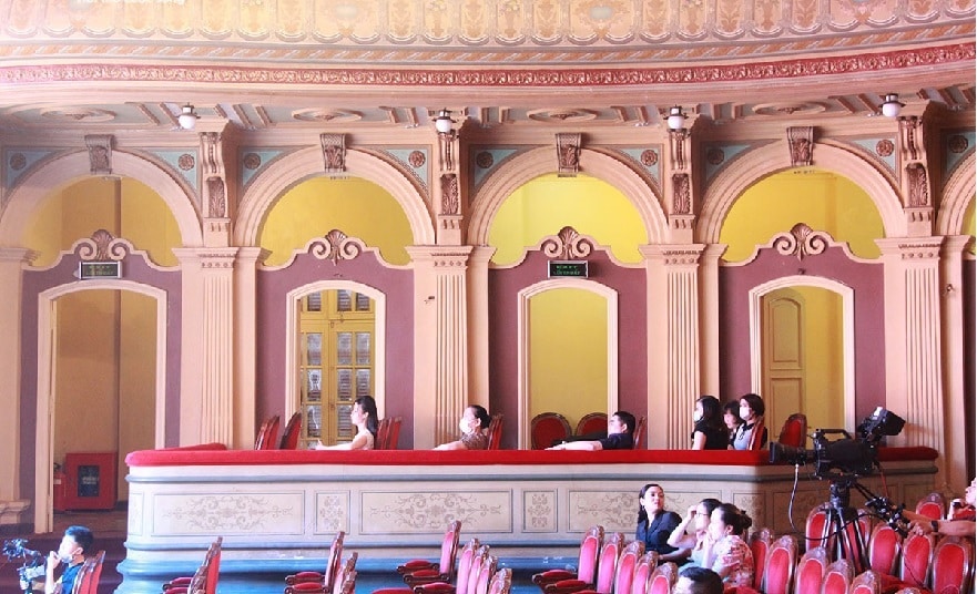 Along both sides of the first-floor auditorium and the second-floor balcony, private boxes are designed for families or groups wishing to enjoy performances together in an exclusive setting.