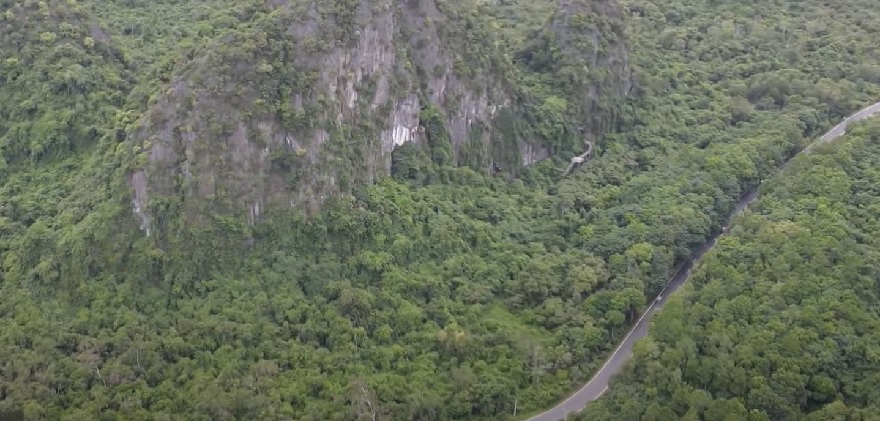 Trung Trang Cave is situated along the cross-forest road connecting the northern and southern regions of Cat Ba Island