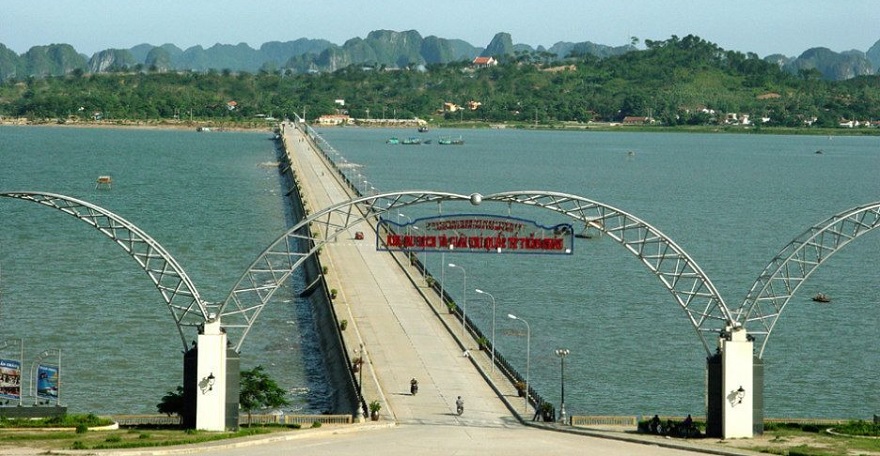 The access road leading to Tuan Chau Island