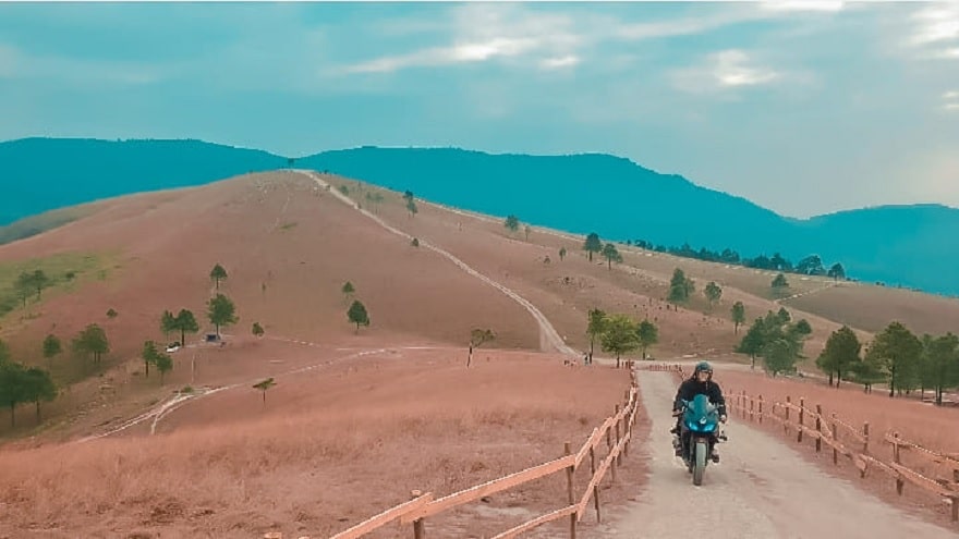 The path to Phuong Hoang Peak
