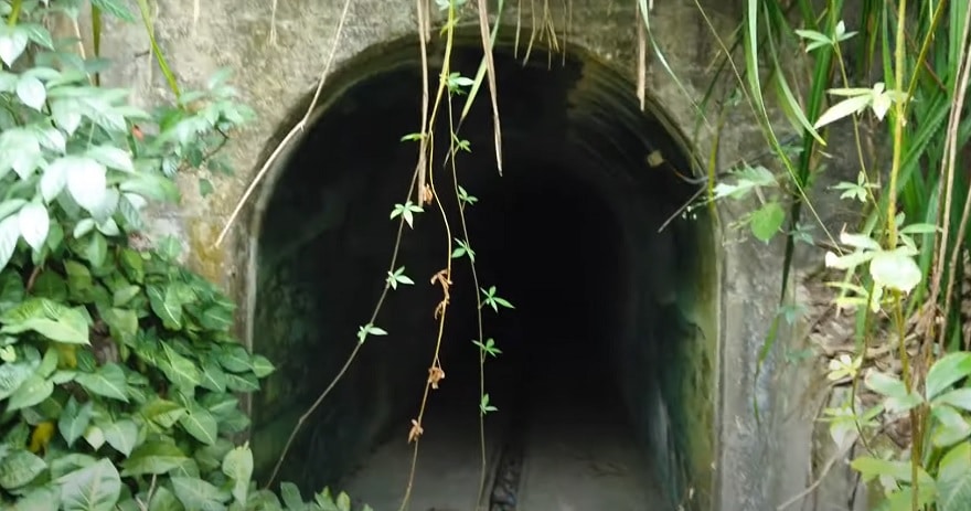 U-shaped tunnel leading to the command zone