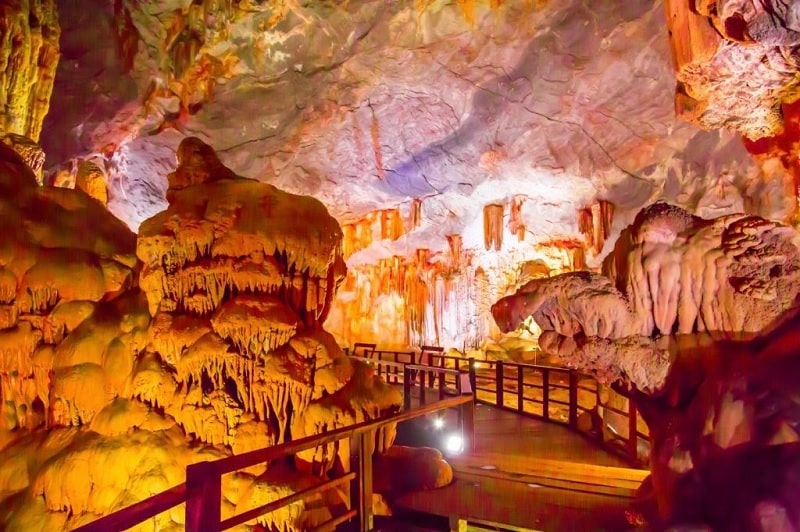 The pathway connecting the chambers within Dau Go Cave