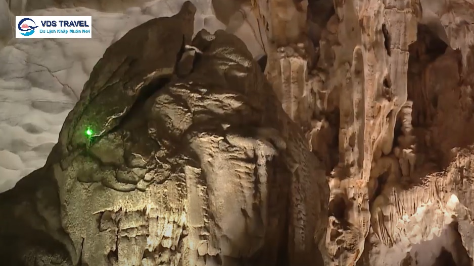 The phoenix-shaped rock formation at the entrance of Thien Cung Cave