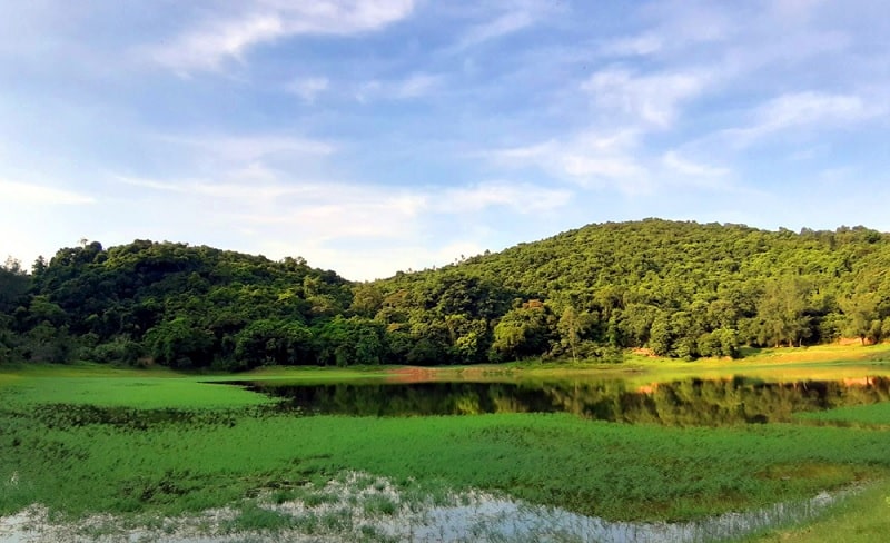 Ngoc Thuy Lake, near Ngoc Vung communal house, is a natural lake with a poetic and beautiful landscape.