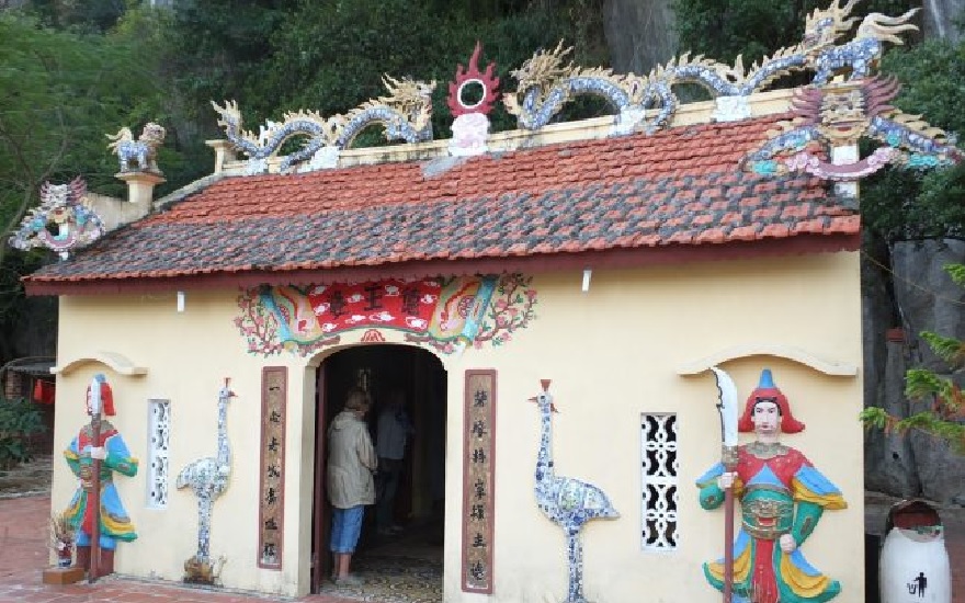 Worship area at Ba Men Temple