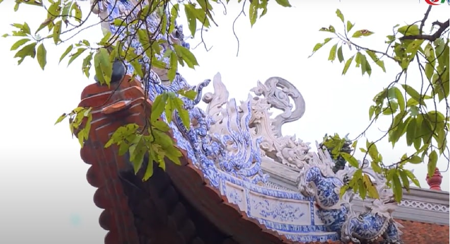 Architecture of the curved red-tiled roof with dragon head carvings