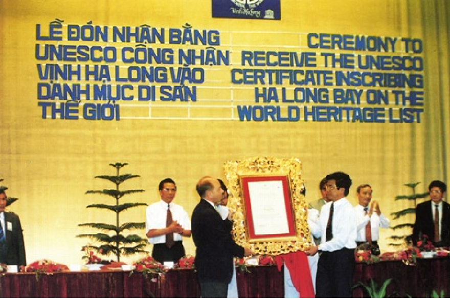 Ceremony receiving the UNESCO World Heritage Certificate for Ha Long Bay in 1994