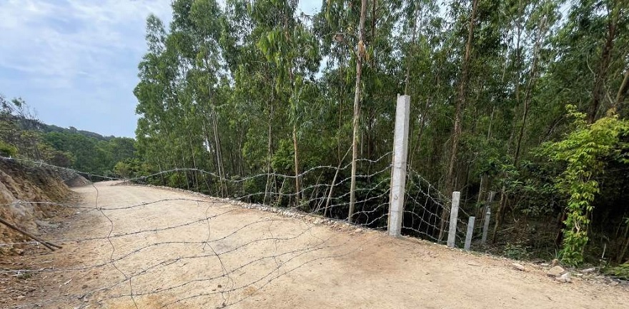 The current entrance to Eo Gio blocked by barbed wire