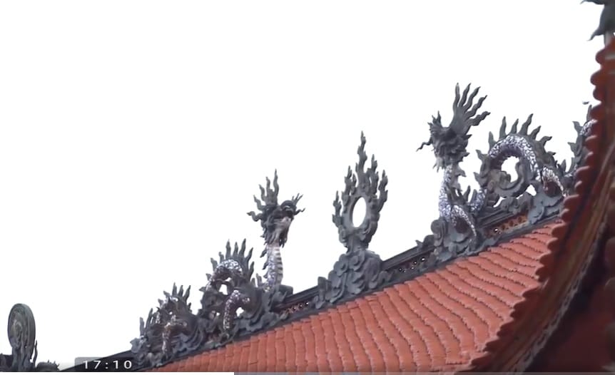 Traditional Northern yin-yang tiled roof adorned with dragon reliefs