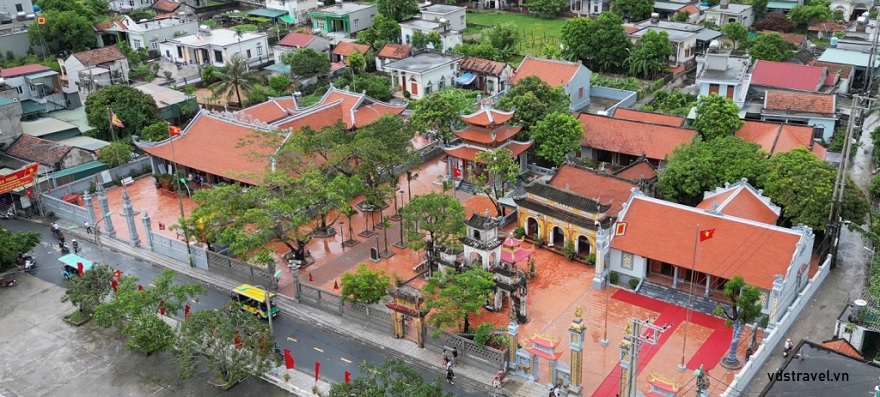 Duc Ong Temple (right), Quan Lan Communal House (left)