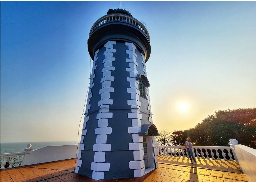 The lighthouse boasts a luminous range of 20.7 nautical miles (approximately 40 km) in favorable weather conditions. Visitors ascend 125 spiral steps to reach the summit of the tower.