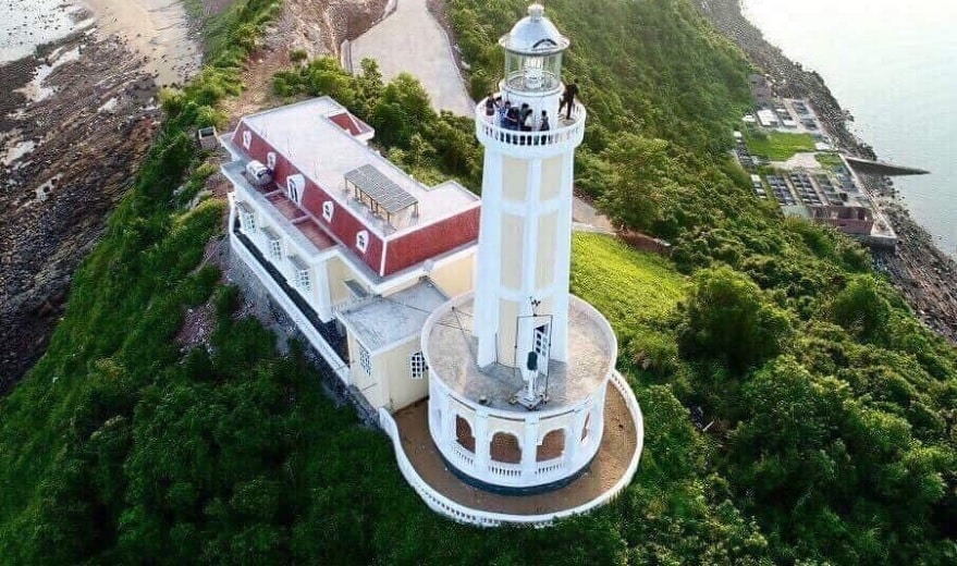 The lighthouse is one of the standout check-in spots on Vinh Thuc Island
