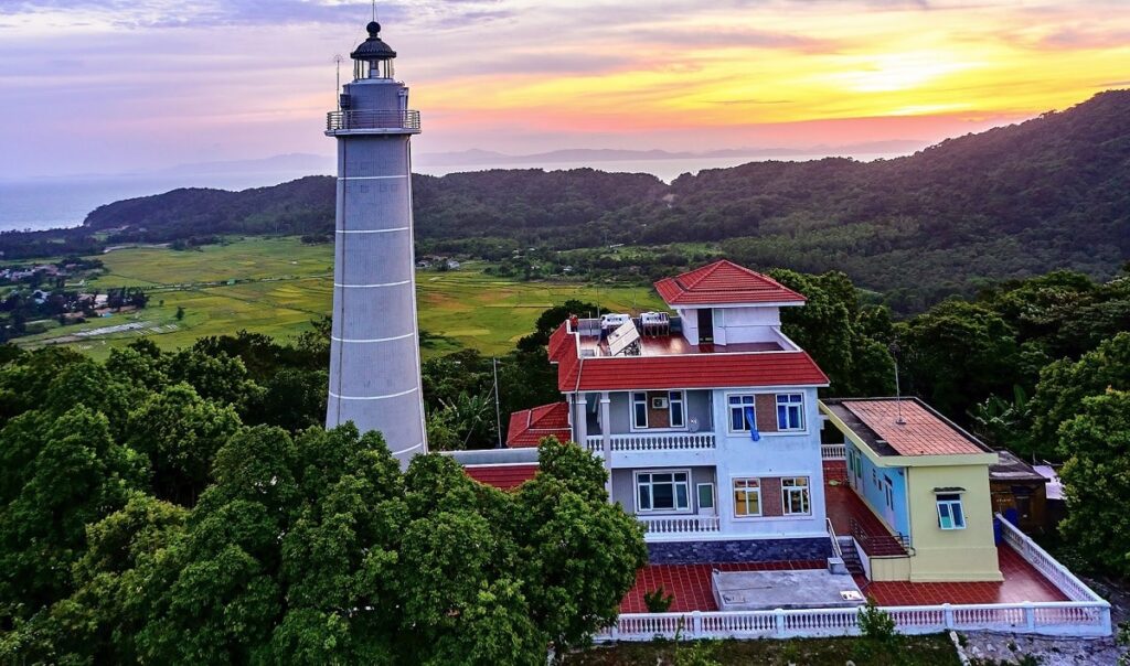 Co To Lighthouse: A Beguiling Haven for Ocean Connoisseurs