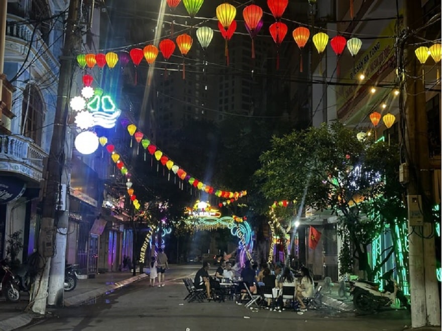 Local residents bring out tables and chairs to the alleyways to foster a lively atmosphere.