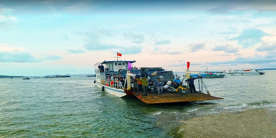 Ferry to Cai Chien Island