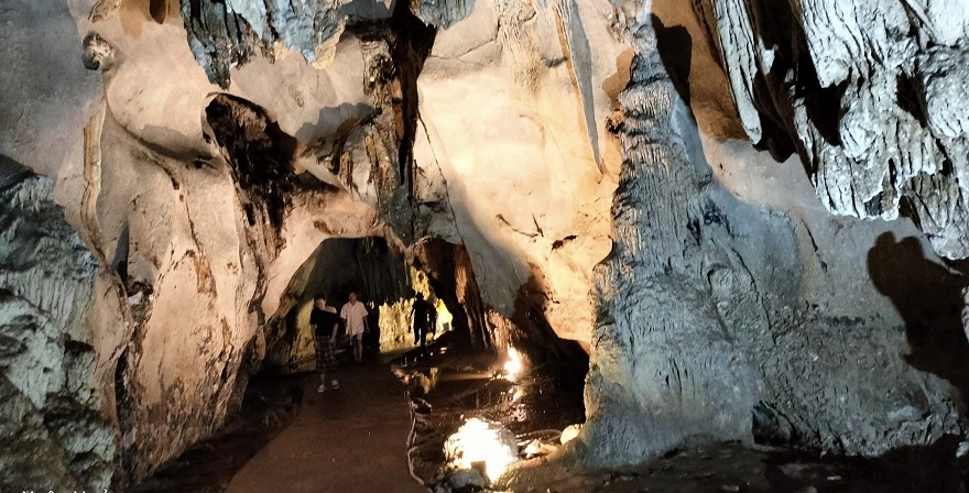 Trung Trang Cave features distinctive geology representative of the cluster of over 150 large and small caves across the Cat Ba archipelago. Here, scientists have uncovered fossilized bones and prehistoric stone tools crafted by ancient Vietnamese people.