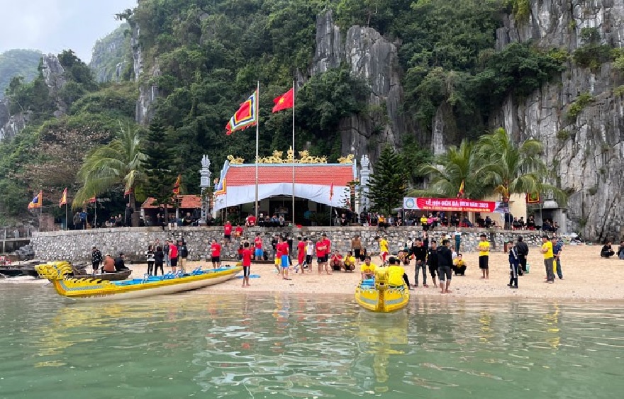 Typically there are 4 racing teams, though sometimes only 2 participate if other fishing villages lack sufficient crew members.