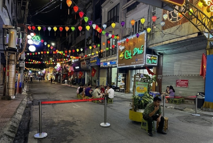 Even at 8:00 PM on a weekend evening, the walking street sees only sparse visitors